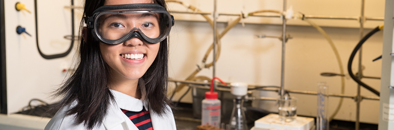 Leanne Tang '19 working in a science lab
